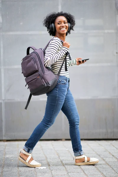 Ganzkörperporträt Glückliche Junge Schwarze Reisende Die Mit Tasche Geht Und — Stockfoto
