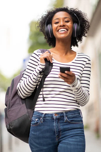 Giovane Donna Afroamericana Sorridente Che Cammina Con Borsa Cellulare Ascoltando — Foto Stock