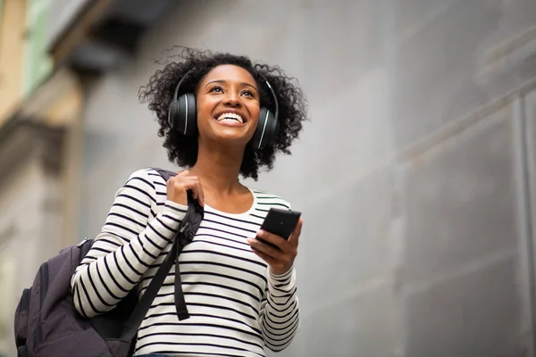 Крупным Планом Портрет Счастливая Молодая Черная Женщина Ходит Мобильным Телефоном — стоковое фото