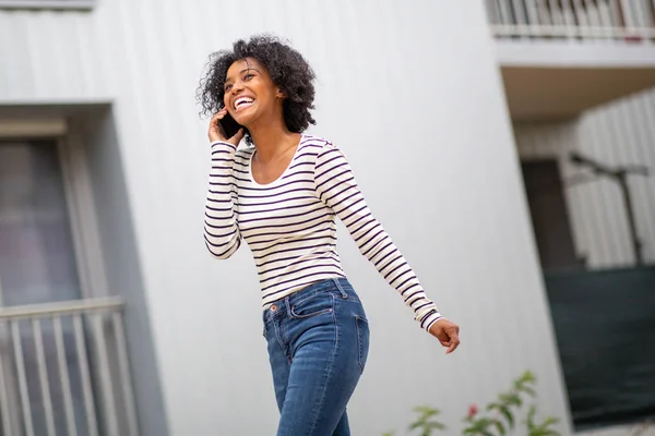 Retrato Lateral Sonriente Mujer Afroamericana Caminando Hablando Con Teléfono Fuera — Foto de Stock