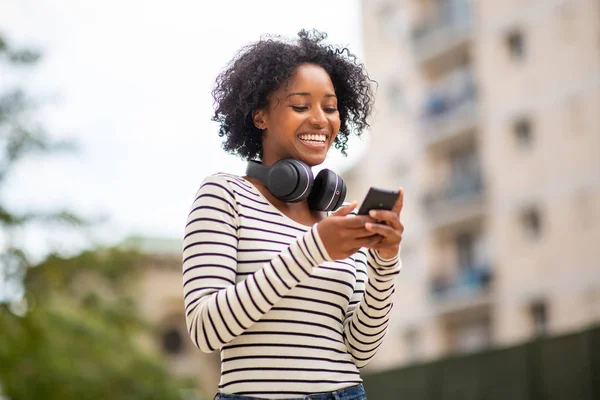 Retrato Sorrindo Mulher Afro Americana Olhando Para Telefone Móvel — Fotografia de Stock