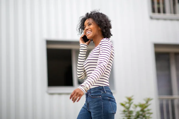 Sidoporträtt Leende Ung Afrikansk Amerikansk Kvinna Och Prata Med Mobiltelefon — Stockfoto