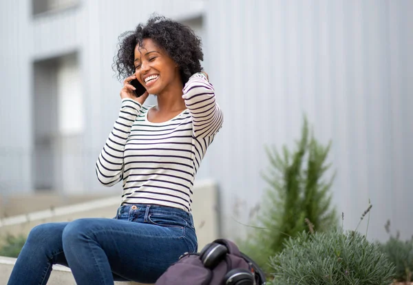 Porträtt Glad Ung Svart Kvinna Sitter Utanför Prata Med Mobiltelefon — Stockfoto