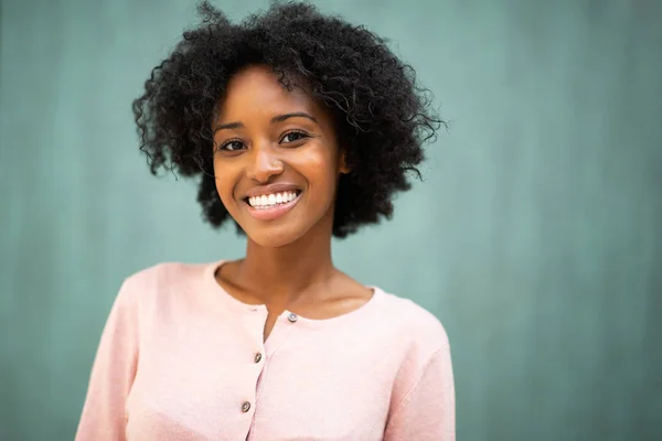 特写美丽的黑人女子在绿色背景下微笑 — 图库照片