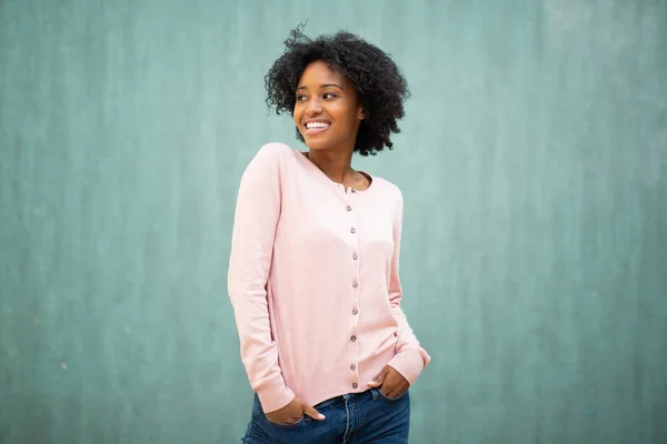 Retrato Sonriente Joven Mujer Negra Posando Sobre Fondo Verde — Foto de Stock