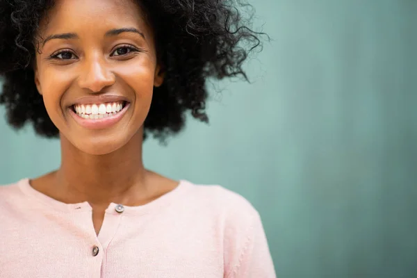 Close Portrait Beautiful Young Black Woman Smiling Green Background — Stock Photo, Image