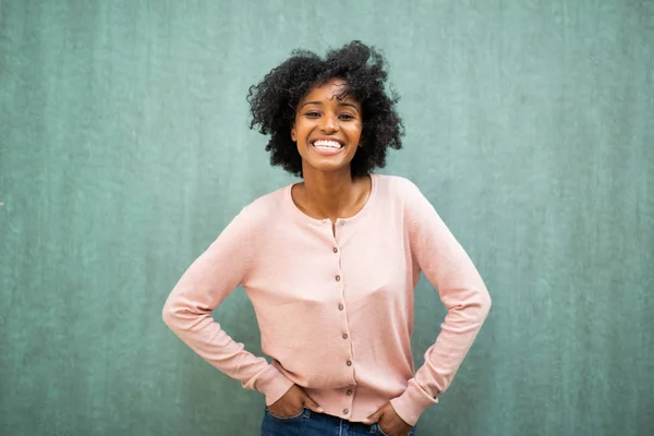 Retrato Feliz Jovem Mulher Negra Posando Por Fundo Verde — Fotografia de Stock
