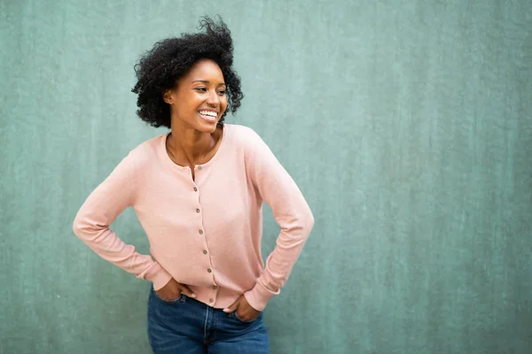 Портрет Веселой Молодой Черной Женщины Позирующей Зеленом Фоне — стоковое фото