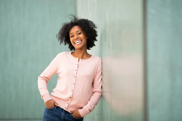 Retrato Sonriente Joven Mujer Negra Apoyada Contra Pared Verde — Foto de Stock