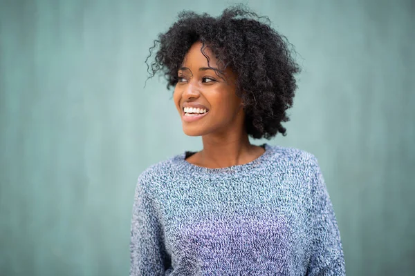 Fechar Retrato Horizontal Atraente Jovem Mulher Negra Sorrindo Por Fundo — Fotografia de Stock