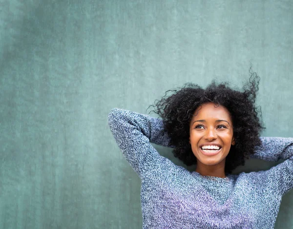 Retrato Feliz Joven Mujer Negra Con Las Manos Detrás Cabeza —  Fotos de Stock