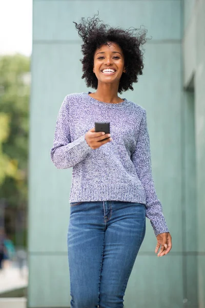 Porträt Glückliche Junge Afrikanisch Amerikanische Frau Läuft Mit Handy Durch — Stockfoto