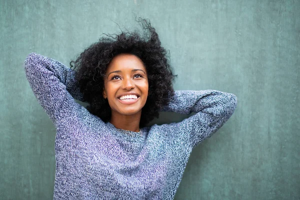 Retrato Feliz Jovem Mulher Negra Com Mãos Atrás Cabeça Contra — Fotografia de Stock