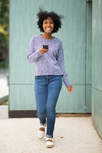 Teljes Hosszúságú Portré Boldog Fiatal Afro Amerikai Sétál Mobiltelefon — Stock Fotó