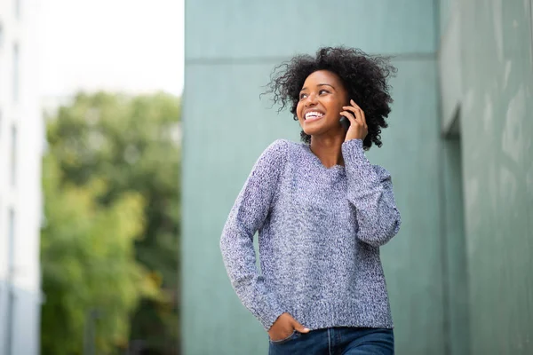 Retrato Sonriente Joven Afroamericana Hablando Con Teléfono Móvil Por Pared —  Fotos de Stock