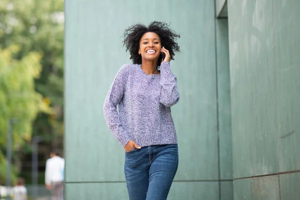 Retrato Sonriente Joven Afroamericana Mujer Caminando Hablando Con Teléfono Celular — Foto de Stock
