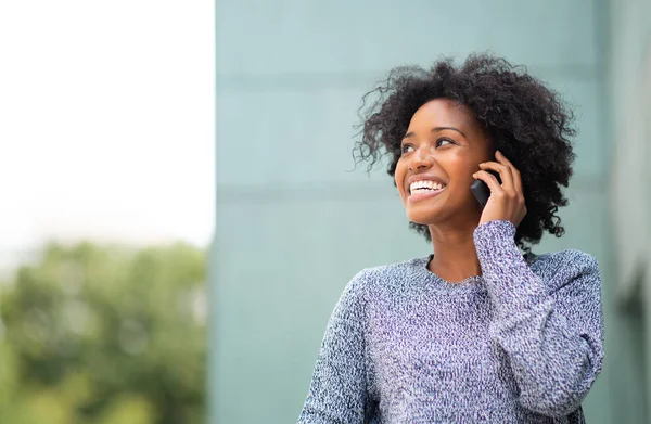 Retrato Sonriente Joven Afroamericana Hablando Con Celular Por Pared Verde — Foto de Stock