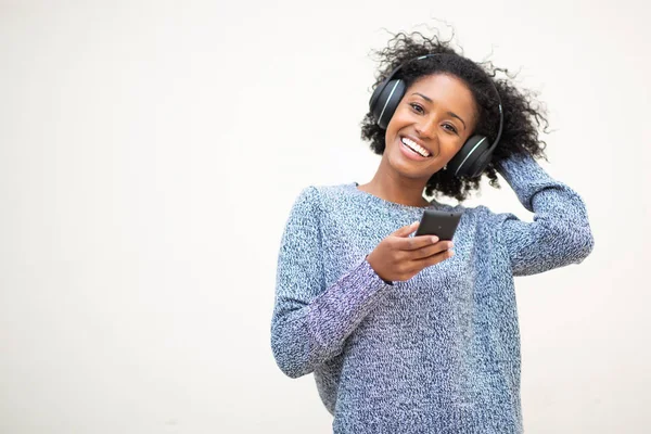 Porträtt Glad Ung Afrikansk Amerikansk Kvinna Lyssnar Musik Med Mobiltelefon — Stockfoto