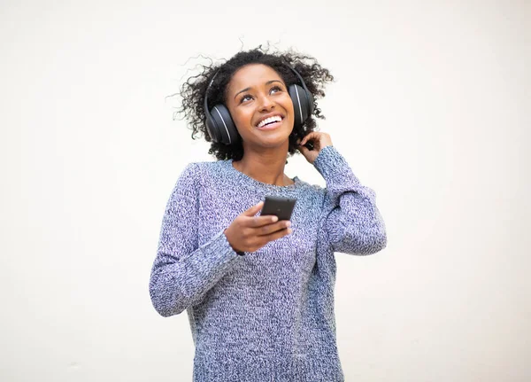 Ritratto Sorridente Giovane Donna Africana Che Ascolta Musica Con Telefono — Foto Stock
