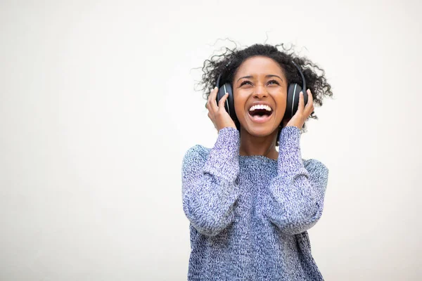 Retrato Alegre Jovem Afro Americana Gritando Com Fones Ouvido Contra — Fotografia de Stock