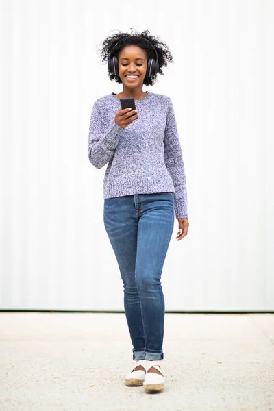 Plná Délka Portrét Šťastný Mladý Africký Američan Žena Chůze Poslech — Stock fotografie