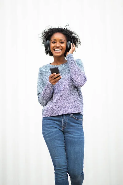 Porträt Glückliche Junge Schwarze Frau Die Mit Handy Und Kopfhörer — Stockfoto