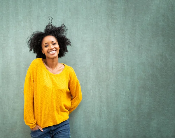 肖像画かわいい若いアフリカ系アメリカ人女性笑顔で緑の背景 — ストック写真