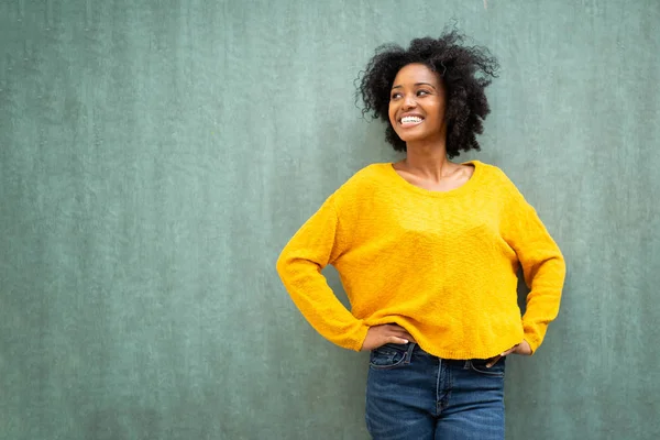 Portret Szczęśliwej Afroamerykanki Uśmiechającej Się Dłońmi Biodrach Zielonym Tle — Zdjęcie stockowe