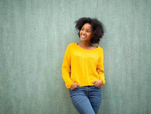 年轻的非洲裔美国妇女靠着绿色背景 面带微笑 — 图库照片