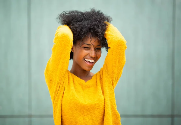 Porträtt Vacker Ung Afrikansk Amerikansk Kvinna Ler Med Händerna Håret — Stockfoto