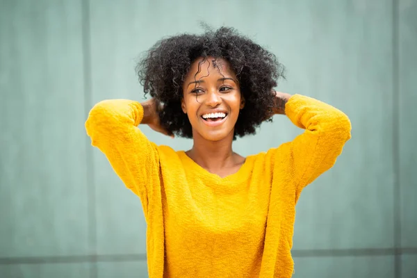 Portret Gelukkig Jong Afrikaans Amerikaans Vrouw Glimlachen Met Handen Haar — Stockfoto