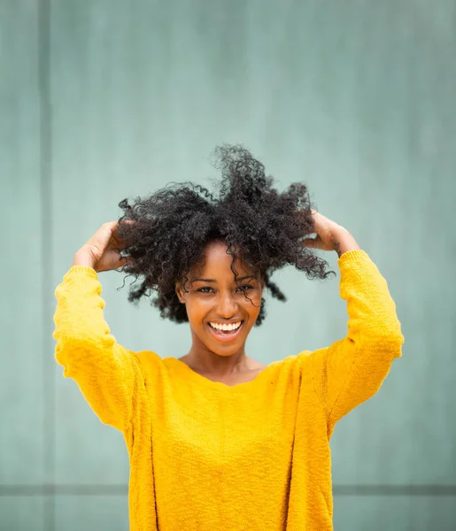 Портрет Веселої Афроамериканської Жінки Яка Посміхається Руками Волоссі Зеленим Фоном — стокове фото