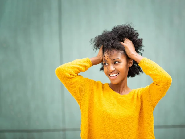 Portre Mutlu Genç Afrikalı Amerikalı Kadın Elleri Saçlarında Yeşil Arka — Stok fotoğraf