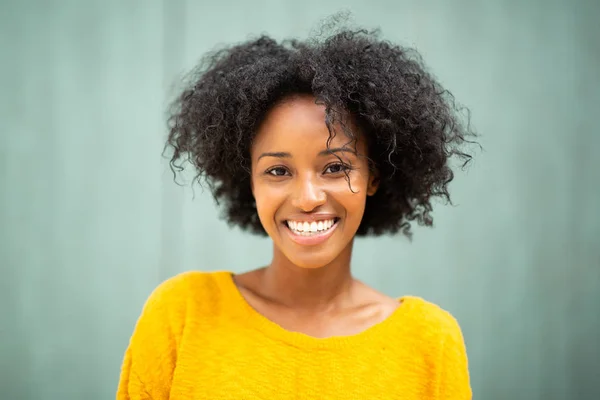 Primer Plano Horizontal Retrato Sonriente Hermosa Joven Negro Sobre Fondo — Foto de Stock