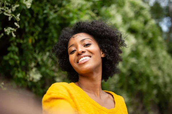 Close Retrato Sorrindo Jovem Afro Americana Tomando Selfie Livre — Fotografia de Stock