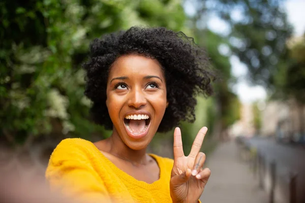 Närbild Glad Ung Afrikansk Kvinna Tar Selfie Utomhus Med Fred — Stockfoto