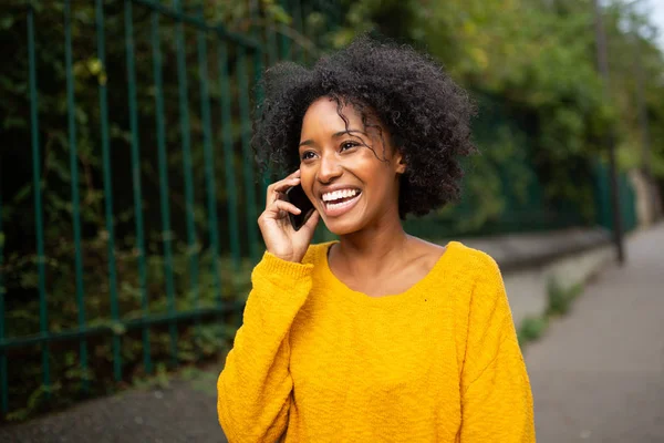 Крупный План Портрет Молодой Черной Женщины Выходящей Улицу Разговаривая Мобильным — стоковое фото