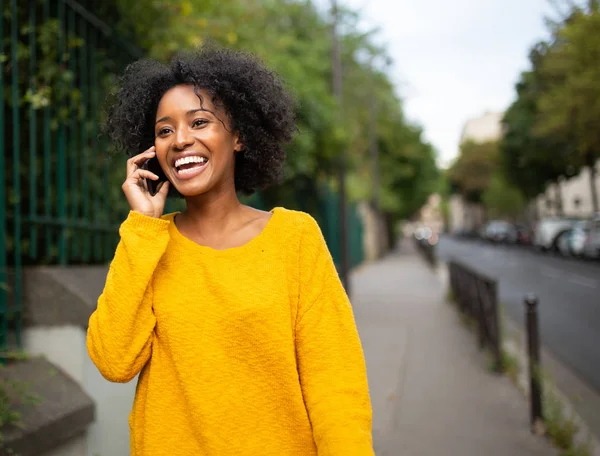 Portret Jonge Zwarte Vrouw Lopen Buiten Praten Met Mobiele Telefoon — Stockfoto