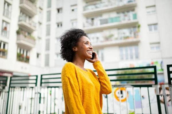 Side Portrait Attractive Young Black Woman Talking Cellphone City — Stock Photo, Image