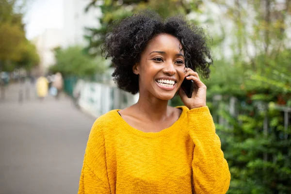 Close Ritratto Attraente Giovane Donna Parlando Con Cellulare Fuori — Foto Stock