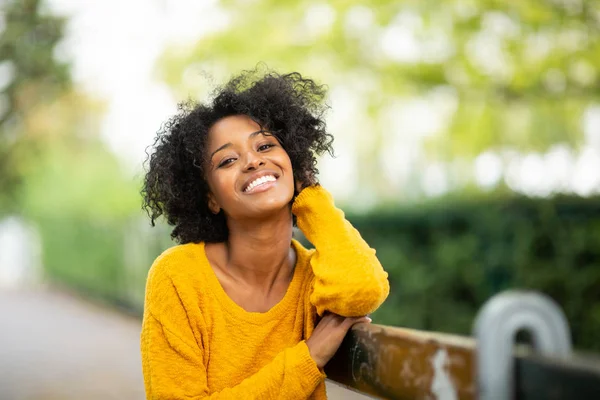 Detail Portrét Krásné Mladé Černošky Relaxační Lavičce Venku Usmívá — Stock fotografie