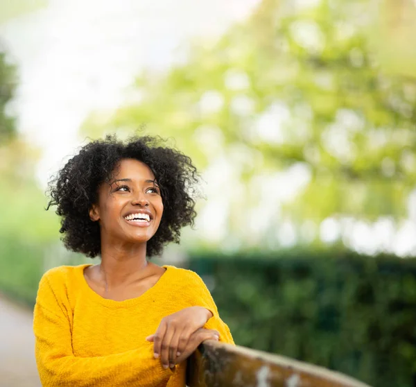 Primer Plano Retrato Feliz Joven Negro Mujer Relajarse Banco Fuera — Foto de Stock