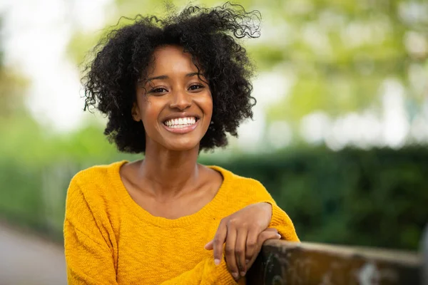 Close Portrait Beautiful Young Black Woman Sitting Bench Smiling — Stock Photo, Image