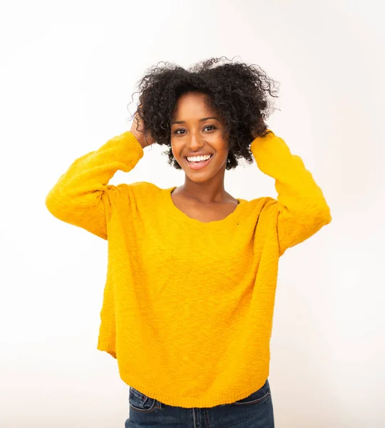 Close Portret Glimlachen Jong Afrikaans Amerikaanse Vrouw Met Handen Haar — Stockfoto