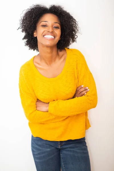 Retrato Feliz Jovem Mulher Negra Com Braços Cruzados Contra Fundo — Fotografia de Stock