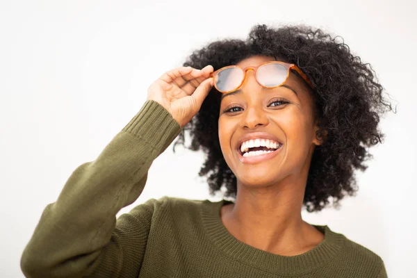 Close Retrato Feliz Jovem Mulher Negra Com Óculos Contra Fundo — Fotografia de Stock