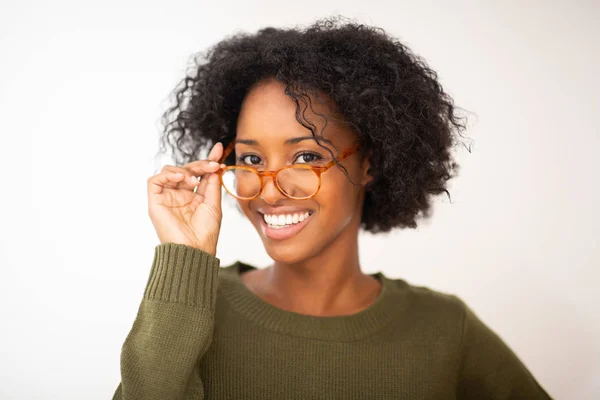 Nahaufnahme Porträt Lächelnde Junge Schwarze Frau Mit Brille Vor Isoliertem — Stockfoto