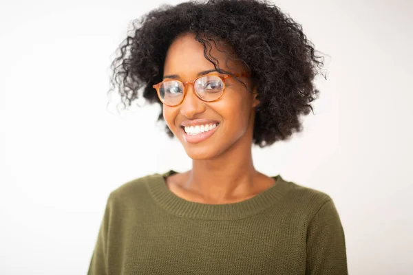 Close Retrato Sorrindo Jovem Mulher Negra Com Óculos Contra Fundo — Fotografia de Stock
