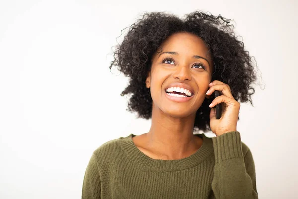 Närbild Porträtt Leende Ung Afrikansk Amerikansk Kvinna Talar Med Mobiltelefon — Stockfoto