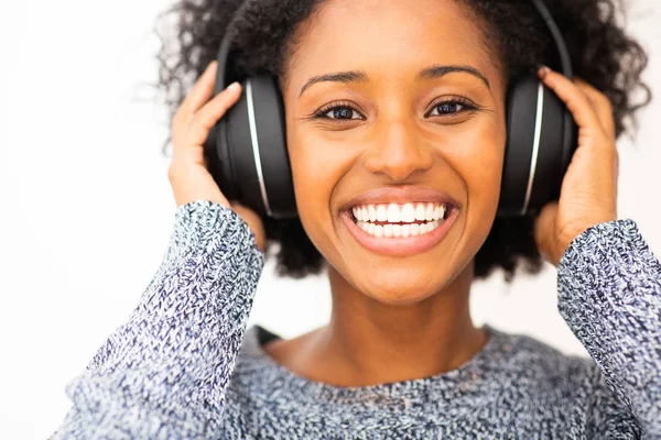 Närbild Framsidan Porträtt Afrikansk Amerikansk Glad Kvinna Lyssnar Musik Med — Stockfoto